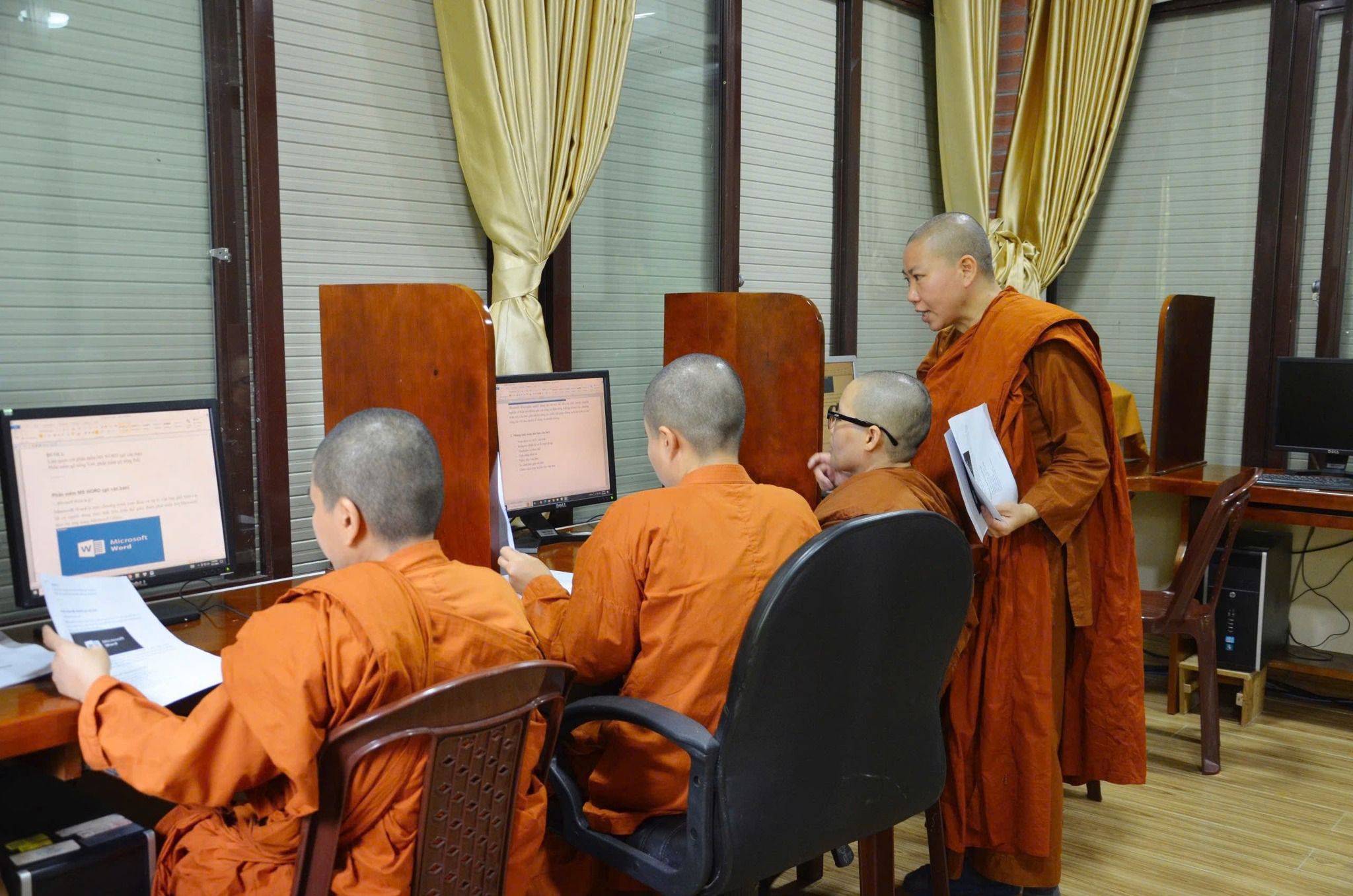 Phong-may.jpg