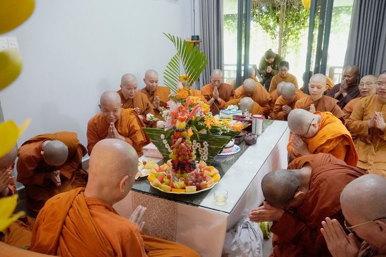 DƯỚI BÓNG THIỀN MÔN